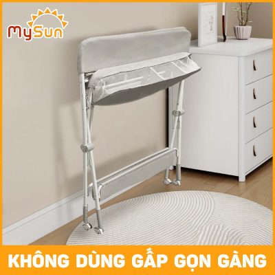bàn thay tã cho em bé gấp gọn
